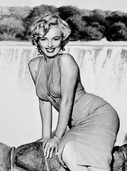 http://www.weblo.com/asset_images/large/Marilyn_Monroe_Marilyn_Mo_48d5ecf69a861.jpg