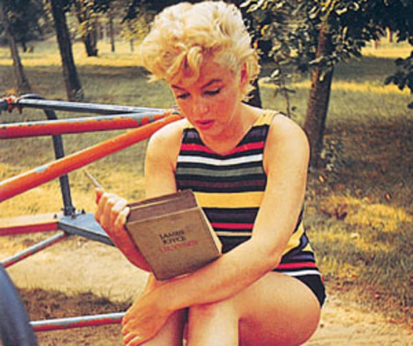 http://www.weblo.com/asset_images/large/Marilyn_Monroe_Reading_Ja_48e888a072f78.jpg