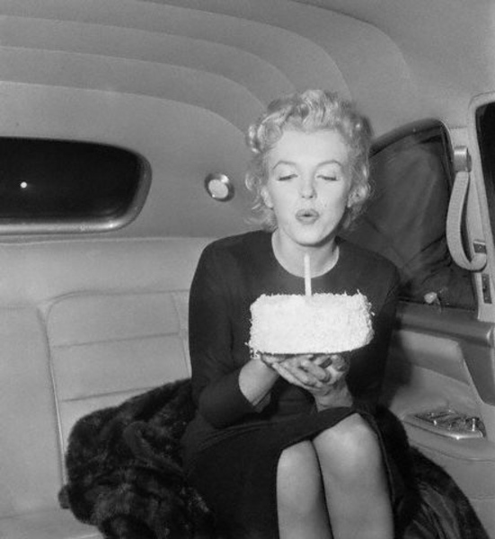 http://www.weblo.com/asset_images/large/Marilyn_Monroe_blowing_ou_48d5ec528d51e.jpg