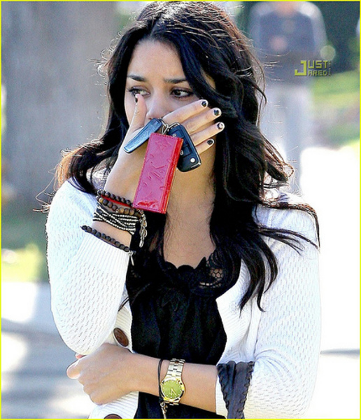 vanessa-hudgens-helps-the-homeless-11